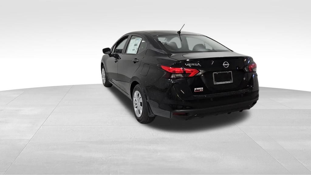 2025 Nissan Versa 1.6 S photo 3