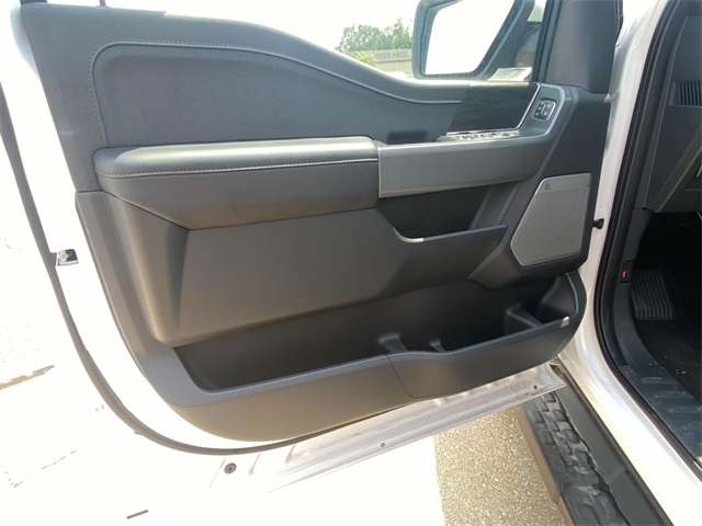 2025 Ford F-150 Lightning Lariat photo 11