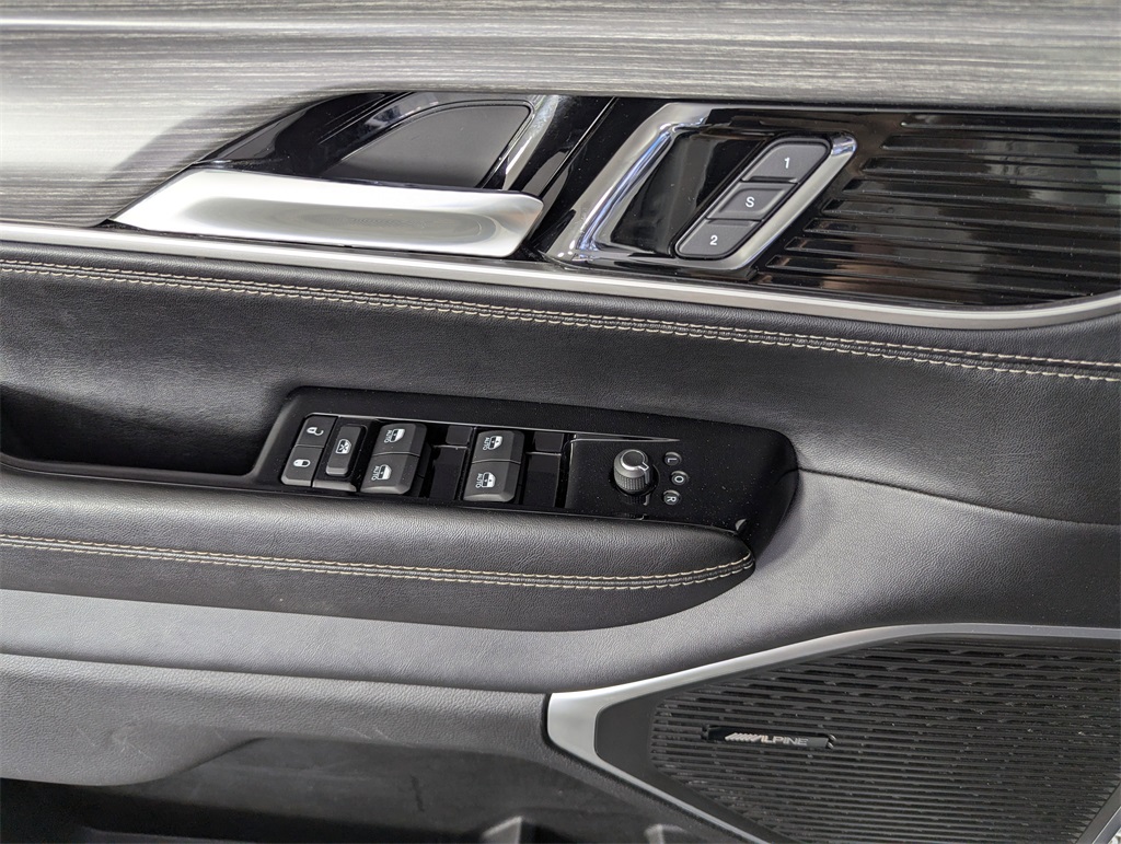 2023 Jeep Wagoneer L Series III photo 17