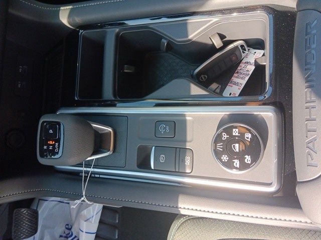 2025 Nissan Pathfinder SL photo 17