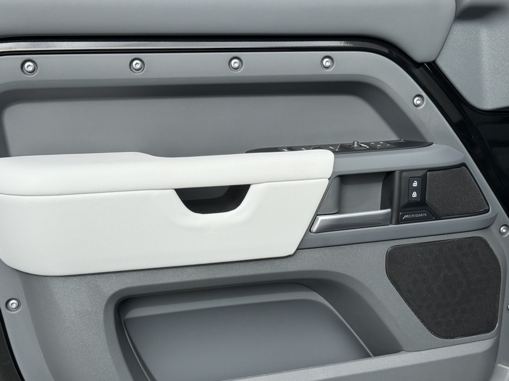 2025 Land Rover Defender 130 S photo 10