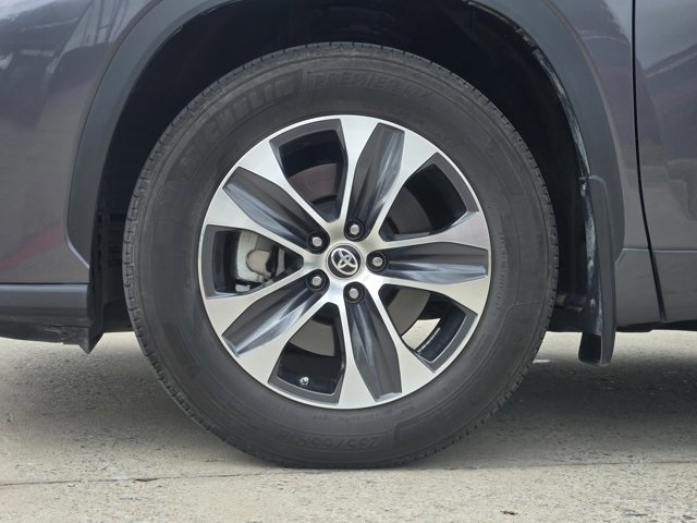 2024 Toyota Highlander XLE photo 3