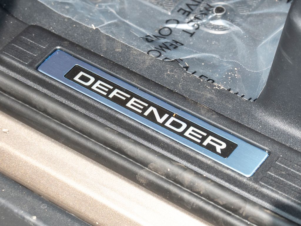 2025 Land Rover Defender 110 V8 photo 15