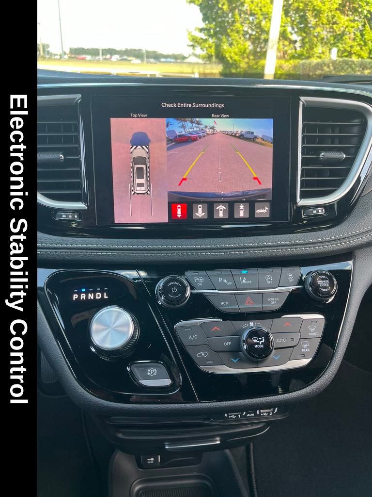 2025 Chrysler Pacifica photo 13