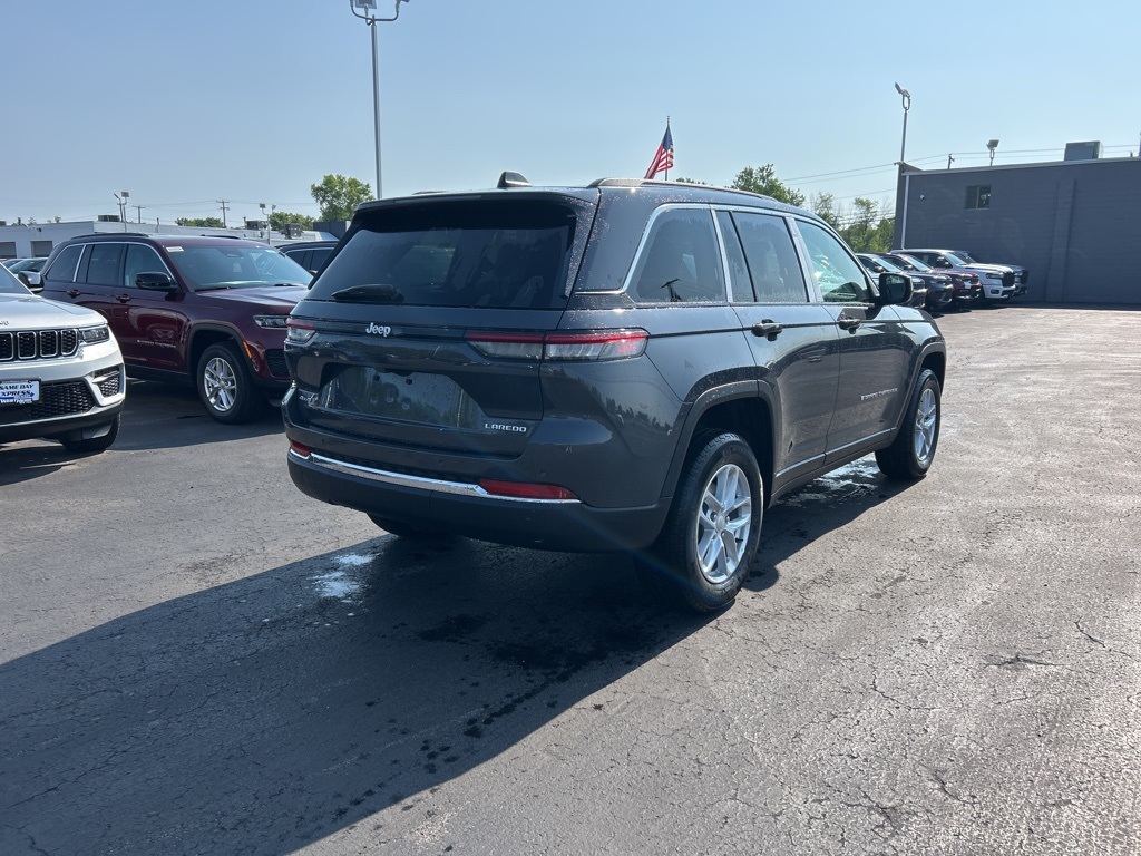 2025 Jeep Grand Cherokee Laredo photo 3