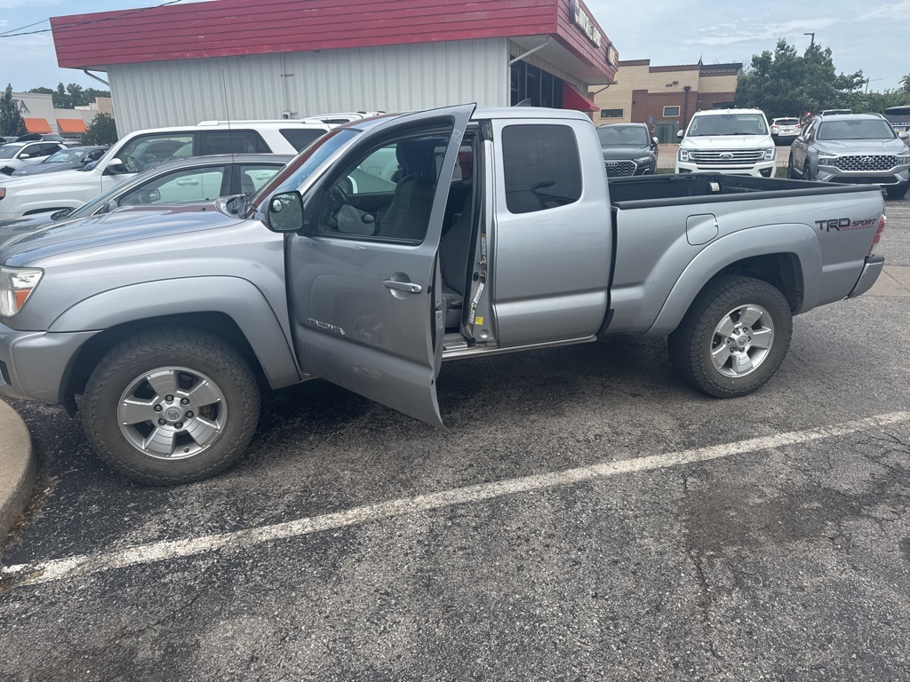 2015 Toyota Tacoma photo 2