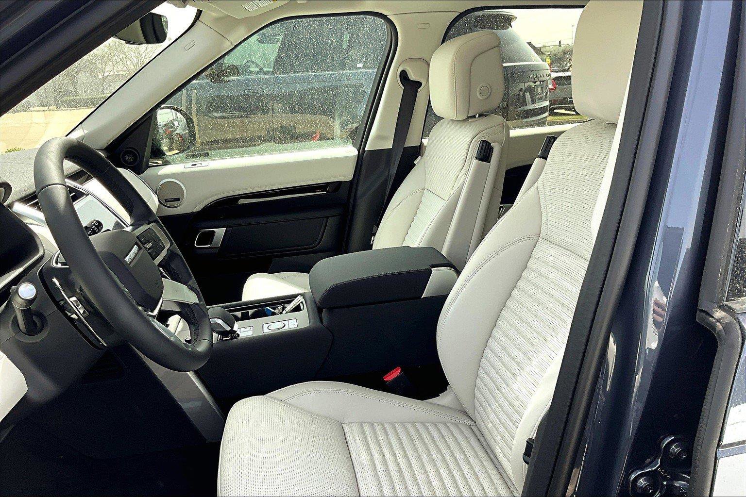2025 Land Rover Discovery S photo 6