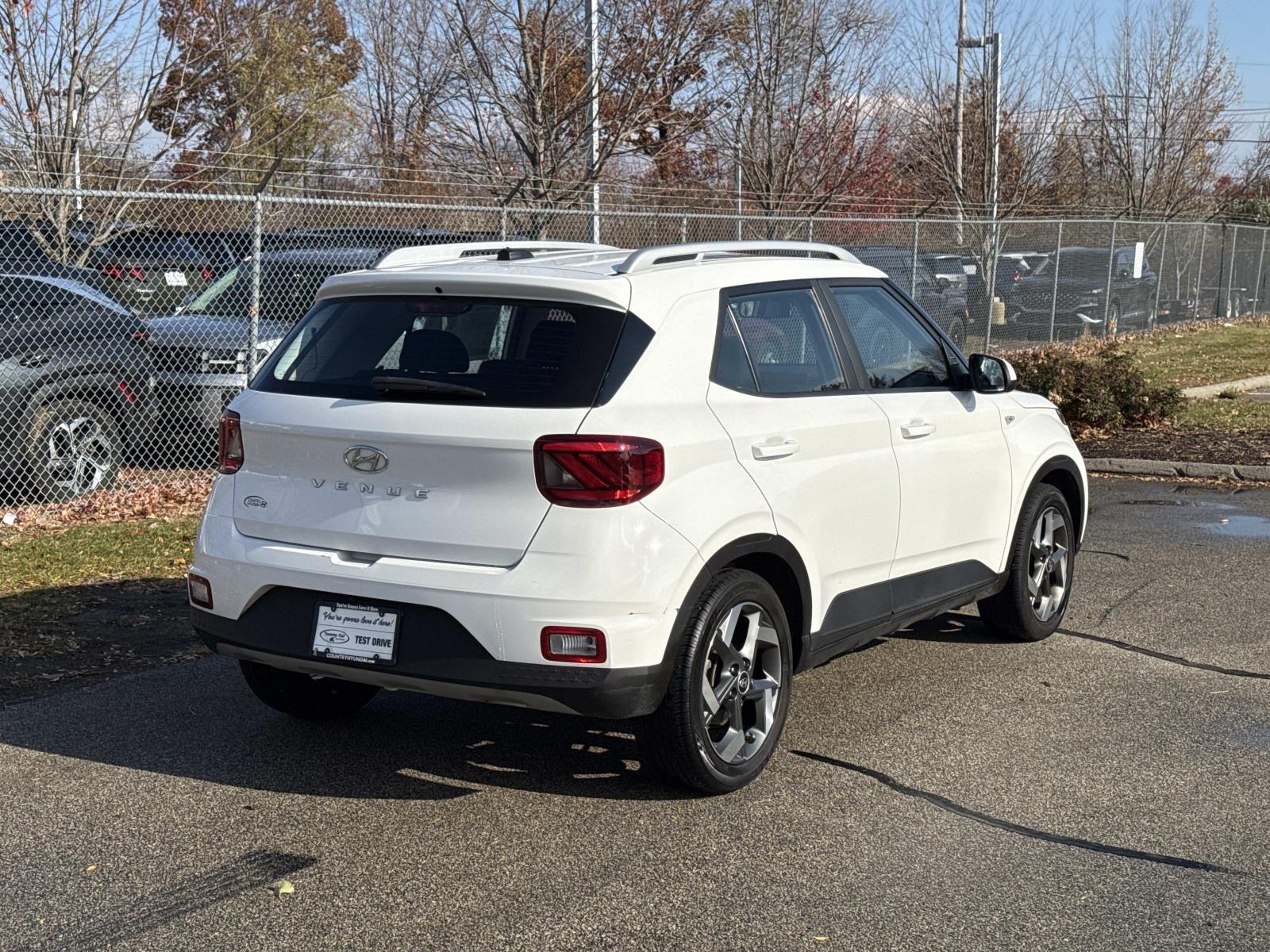 2023 Hyundai Venue SEL photo 3