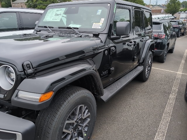 2025 Jeep Wrangler Sahara photo 8