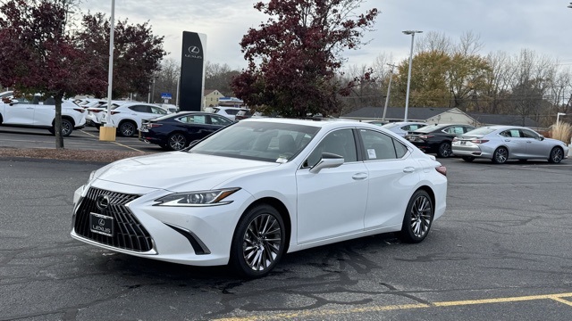 2025 Lexus ES Hybrid 300h Luxury's photo