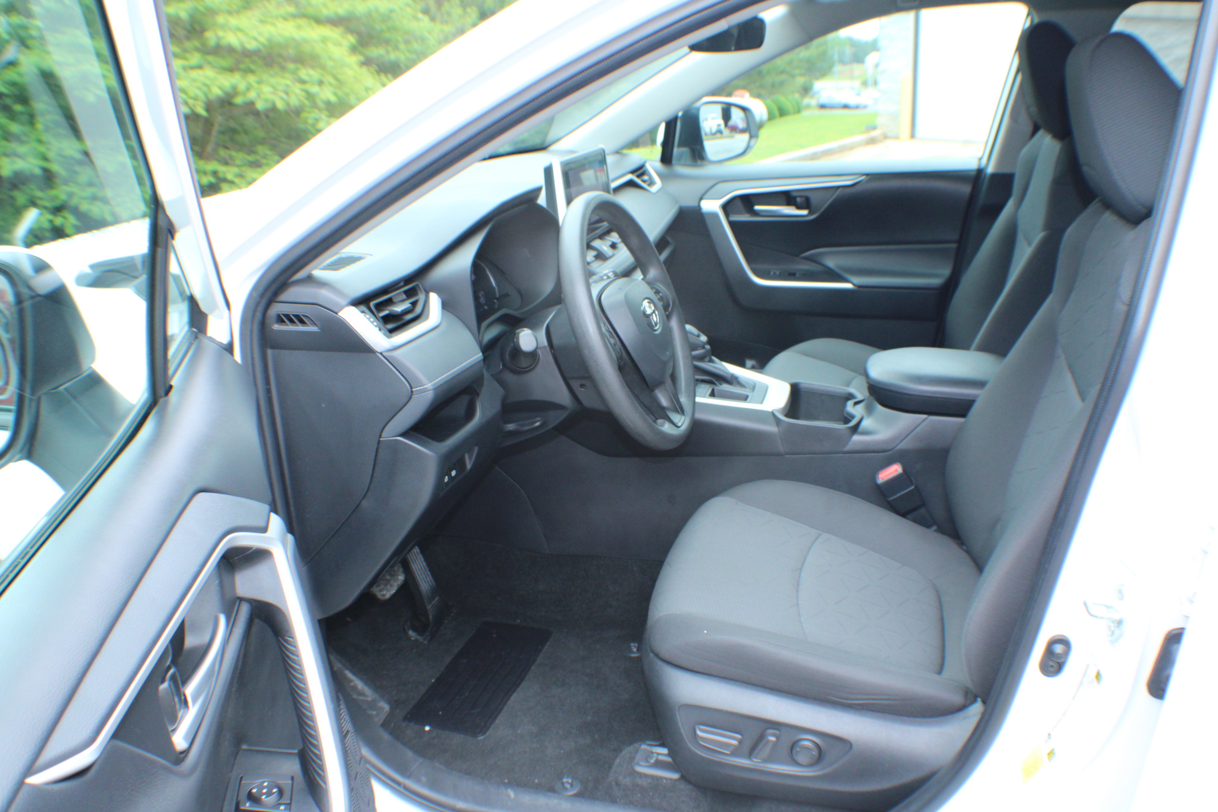2024 Toyota RAV4 XLE photo 10