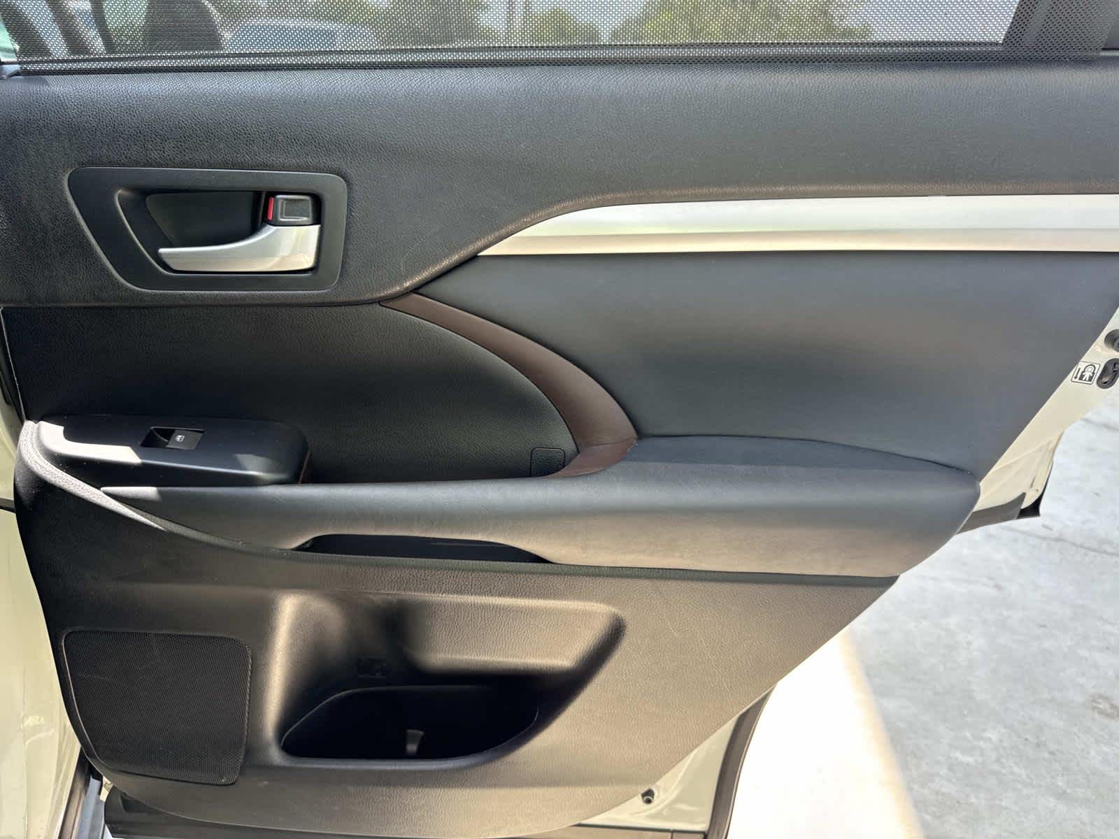 2015 Toyota Highlander XLE photo 33