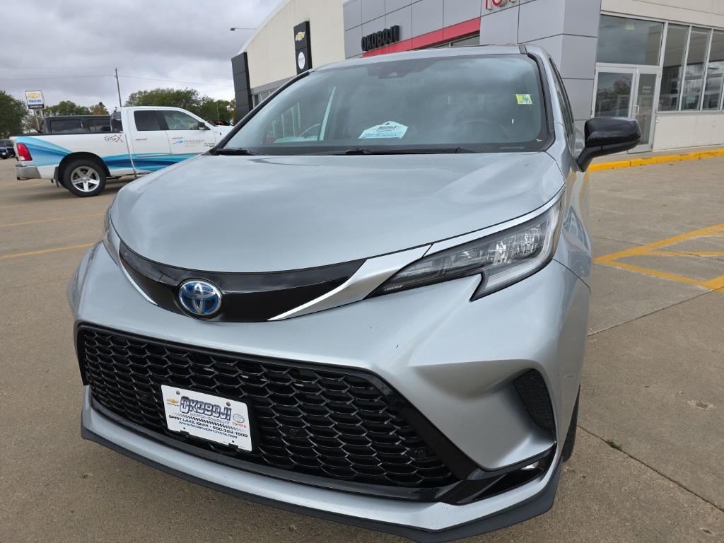 2021 Toyota Sienna XSE's photo