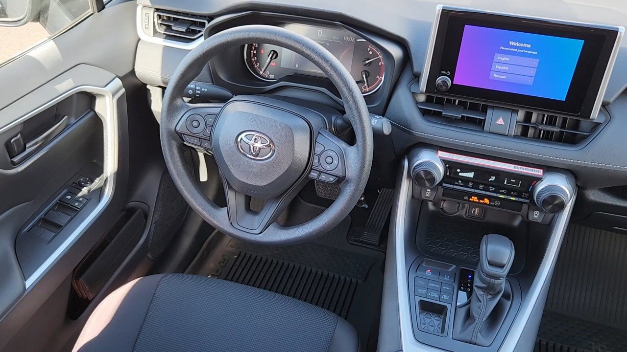 2025 Toyota RAV4 LE photo 4
