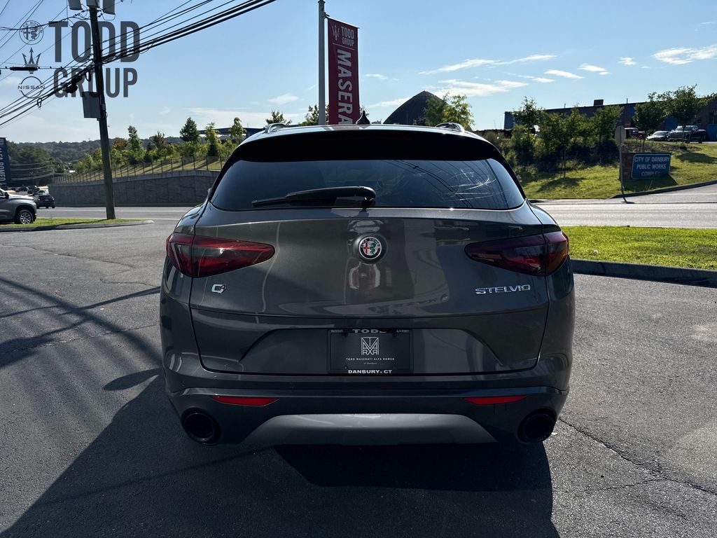 2022 Alfa Romeo Stelvio Ti photo 4