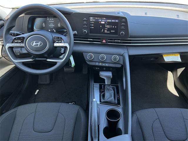 2025 Hyundai Elantra SE photo 2