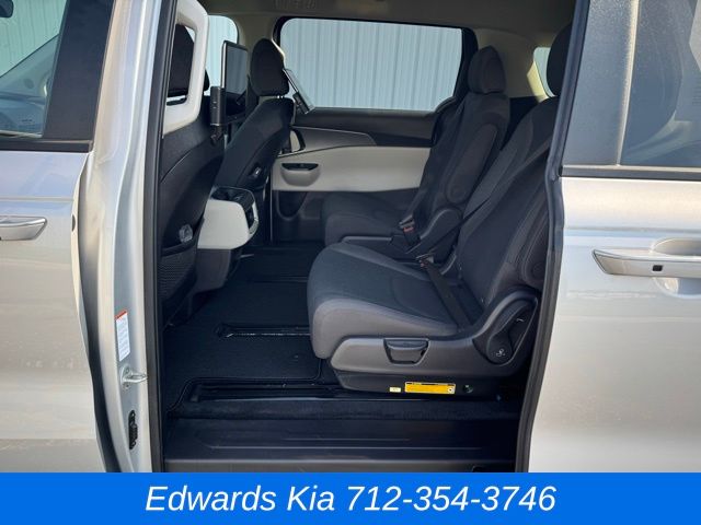 2023 Kia Carnival LX photo 16