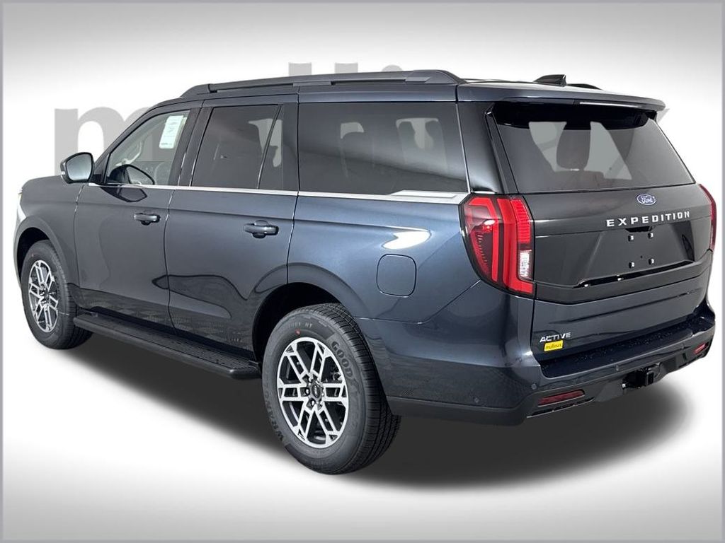 2025 Ford Expedition photo 2