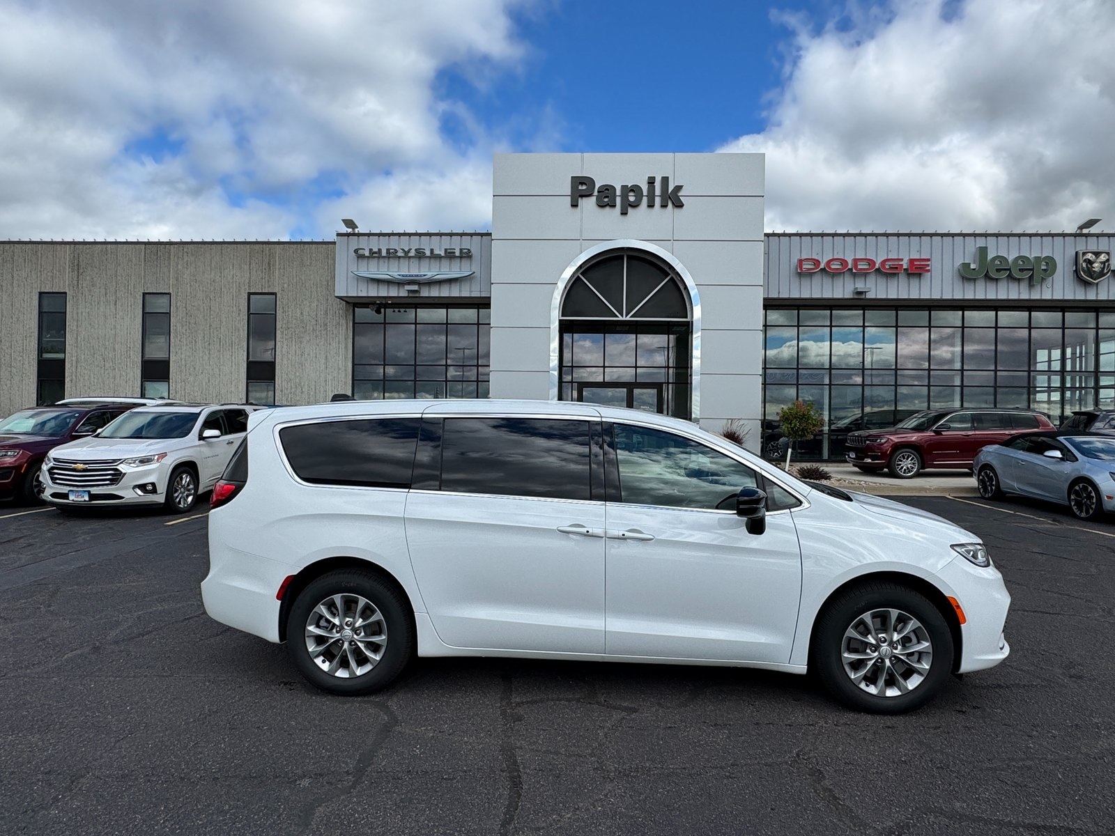 2026 Chrysler Pacifica Select's photo