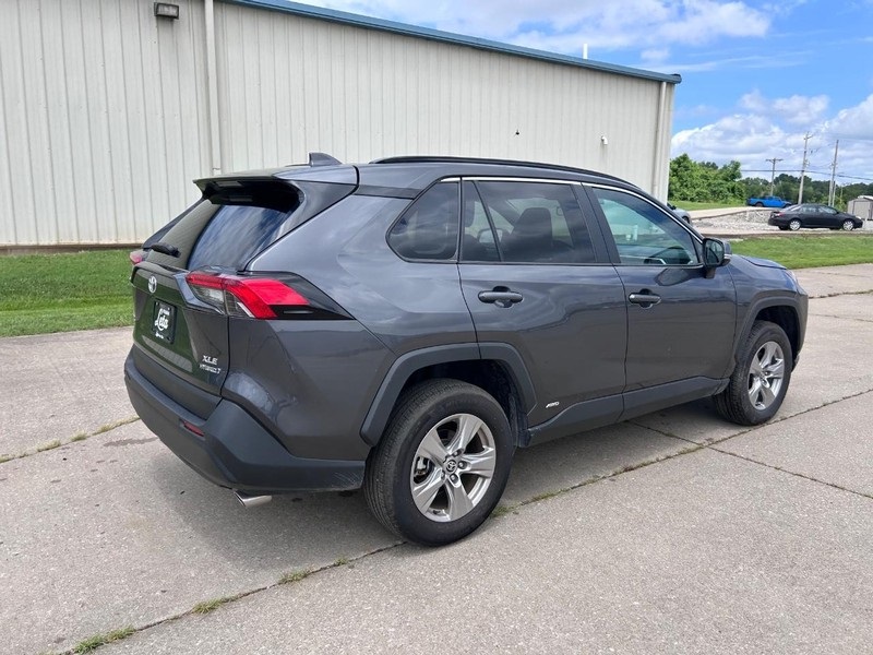 2024 Toyota RAV4 Hybrid XLE photo 2
