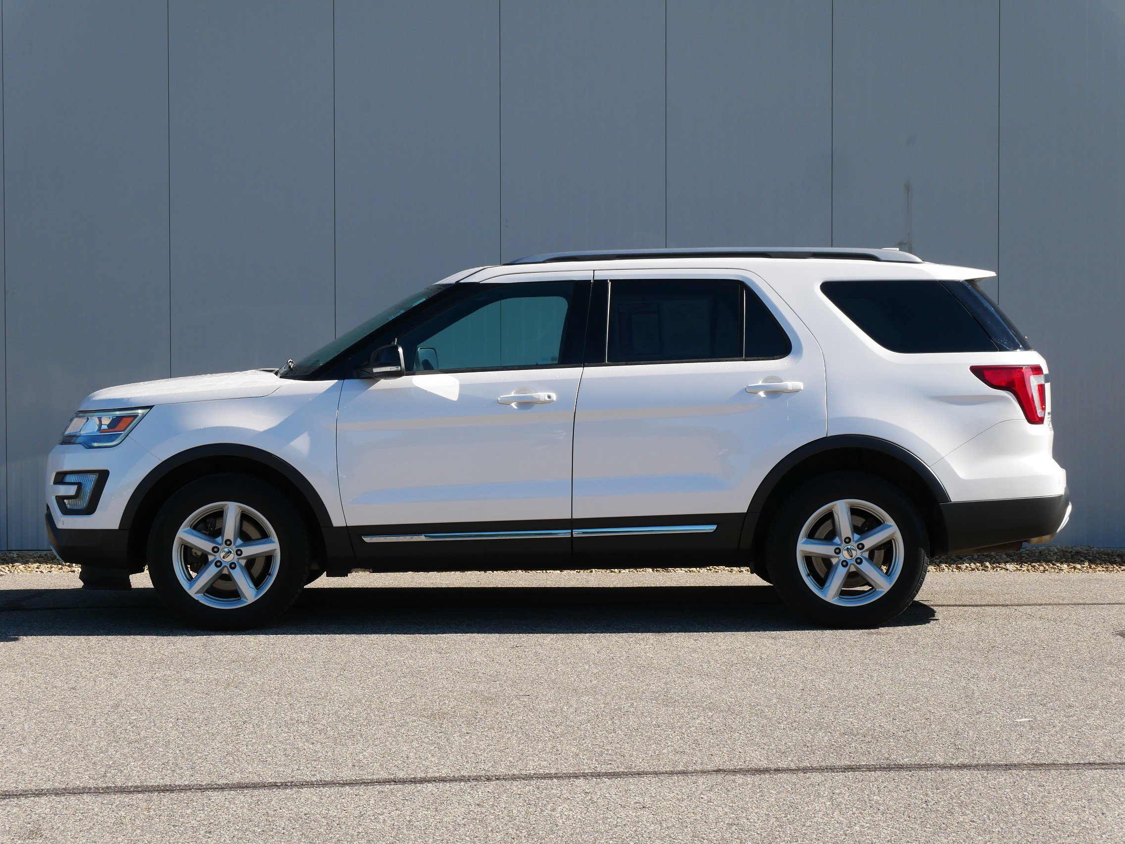 Used 2017 Ford Explorer XLT with VIN 1FM5K8D81HGD41484 for sale in Hastings, Minnesota