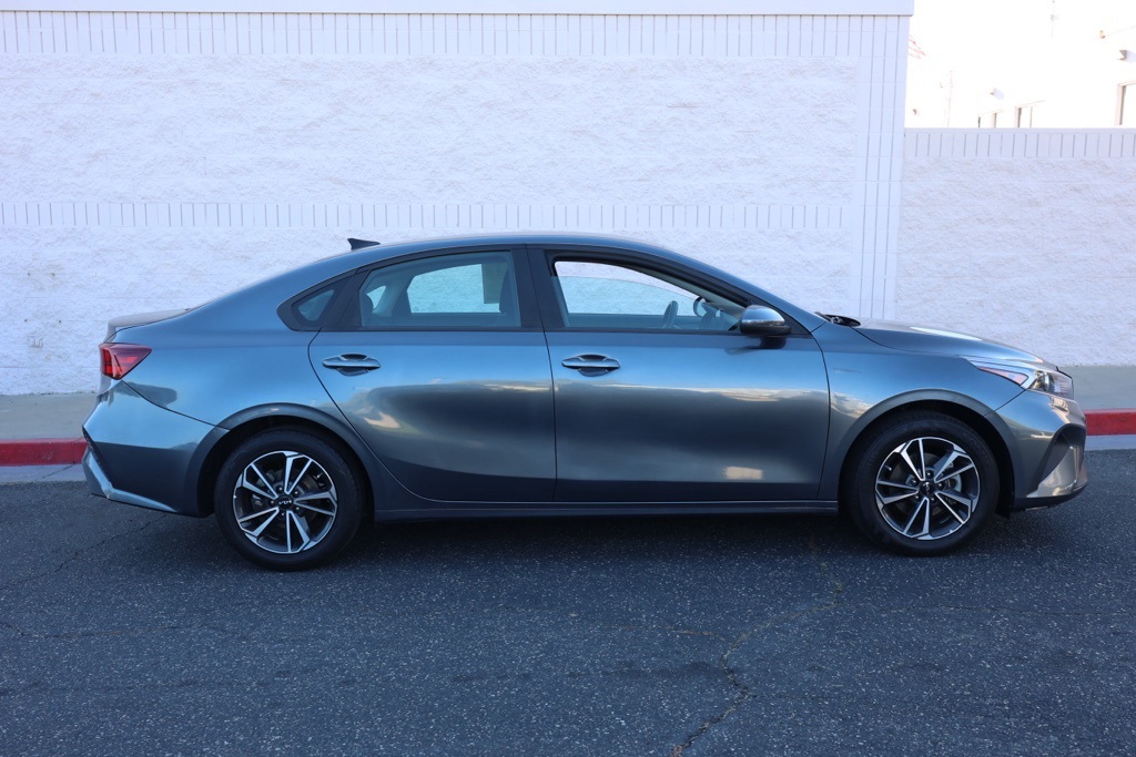 2023 Kia Forte LXS photo 2