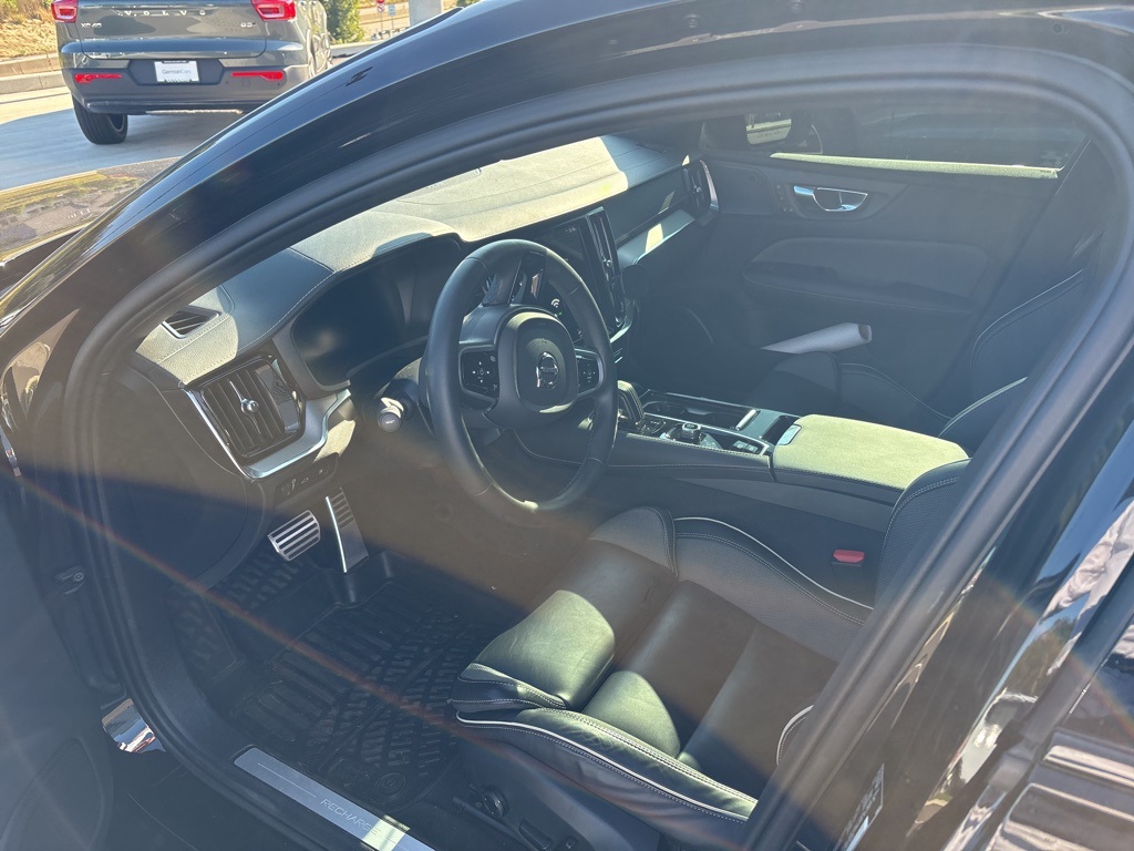 2022 Volvo S60 Recharge T8 Black Edition R-Design photo 3