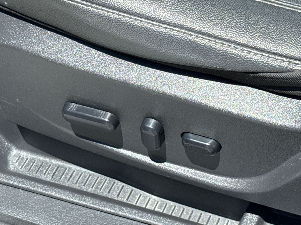 2015 Ford C-Max Hybrid SEL photo 21