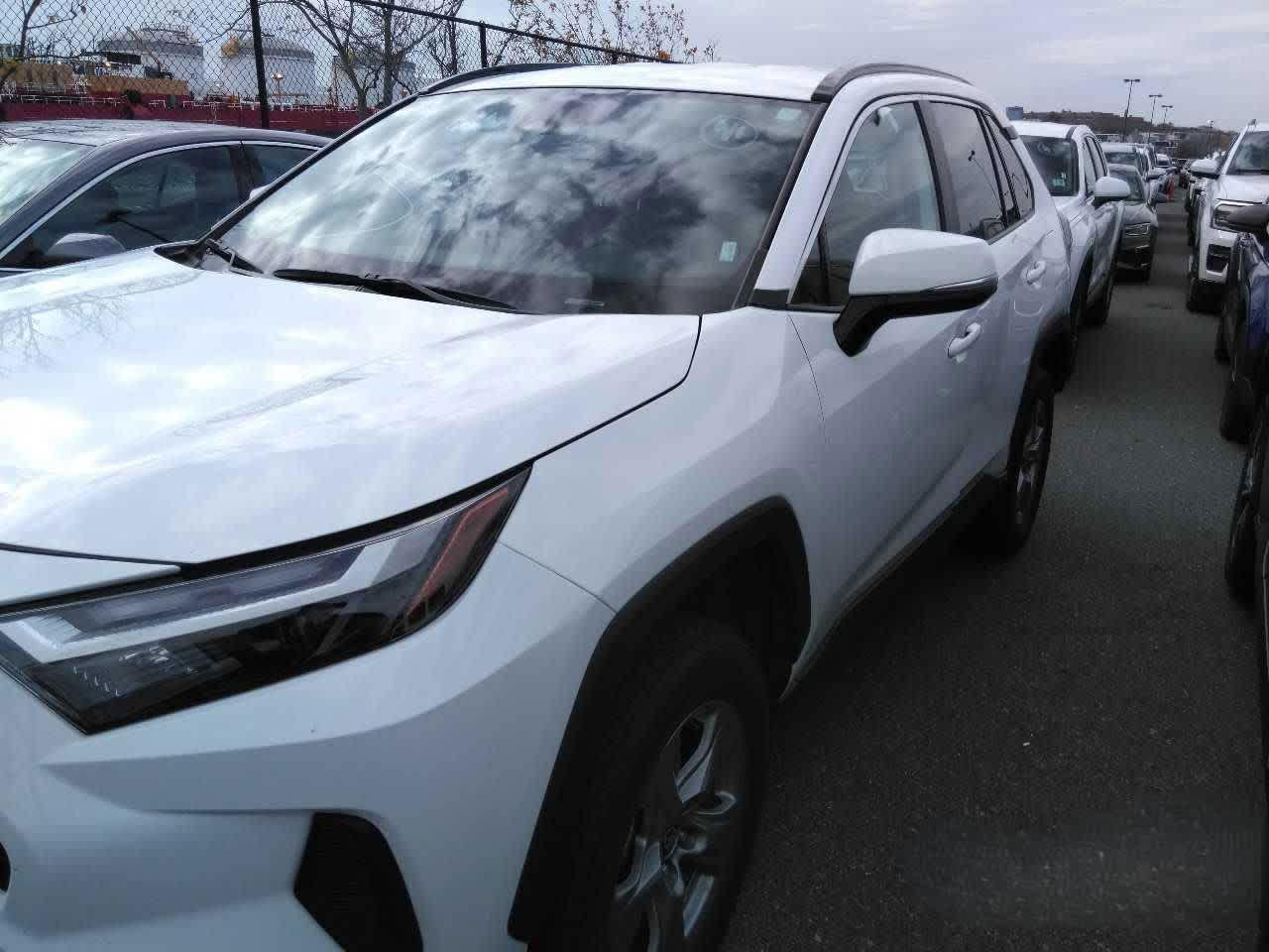 2025 Toyota RAV4 XLE's photo