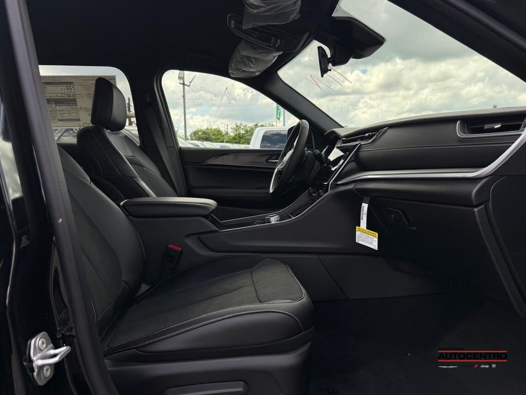 2025 Jeep Grand Cherokee Laredo Altitude photo 2