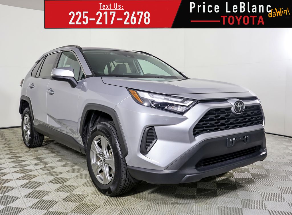 2024 Toyota RAV4 XLE's photo