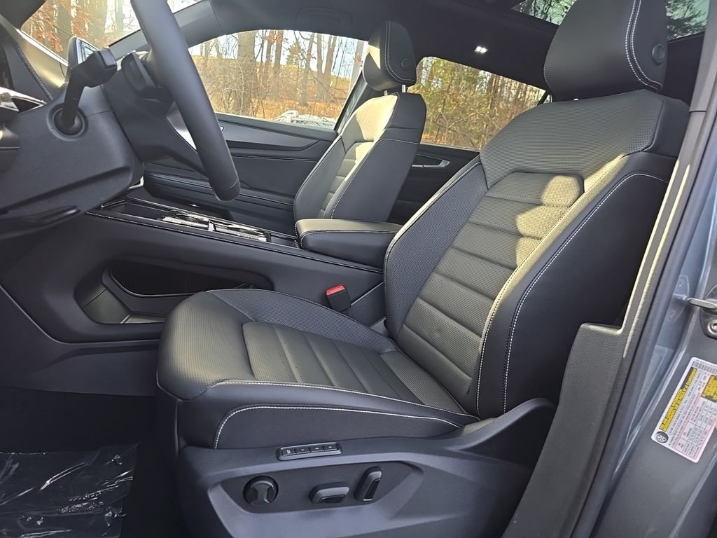 2025 Volkswagen Atlas Cross Sport SEL R-Line photo 3