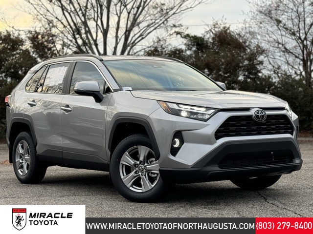 2025 Toyota RAV4 XLE's photo