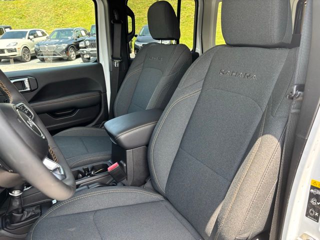 2024 Jeep Wrangler Sahara photo 25