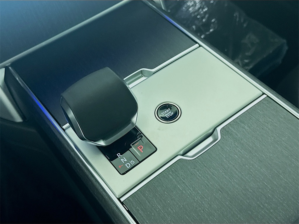 2025 Land Rover Range Rover SE photo 11