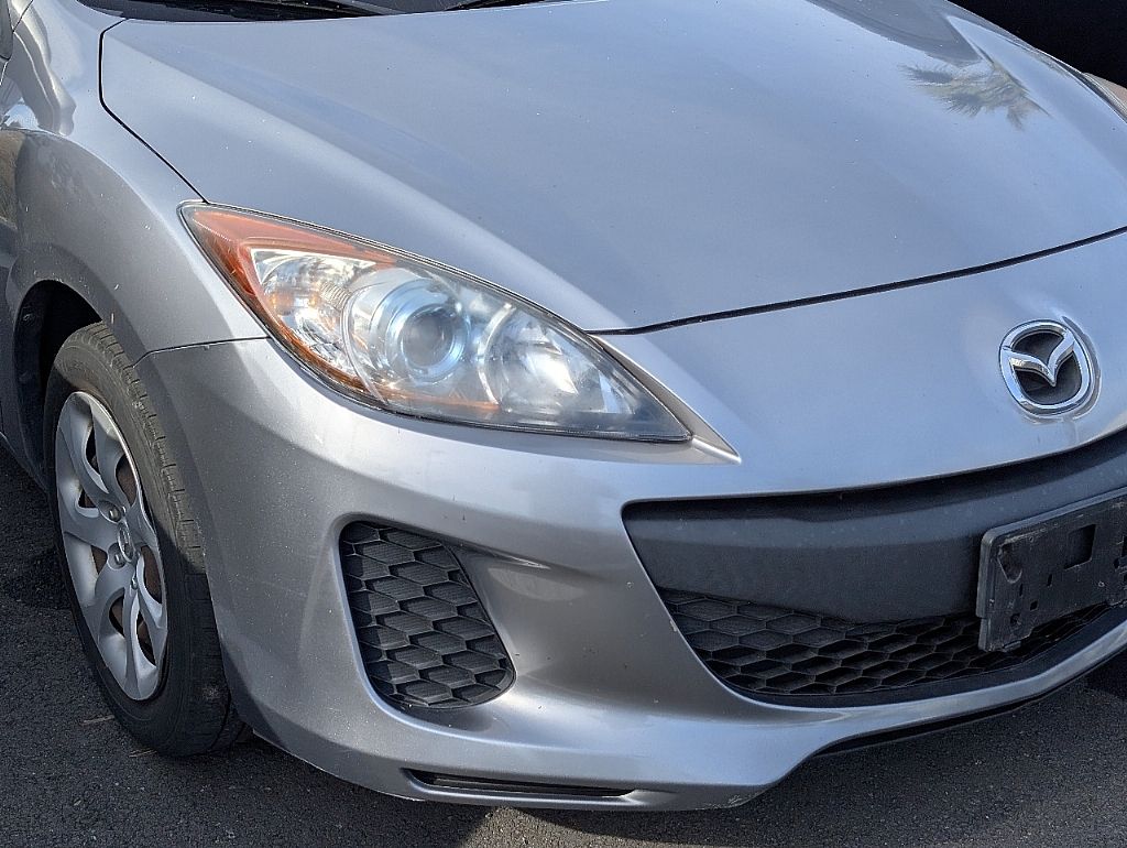 2013 Mazda Mazda3 i Sport photo 2