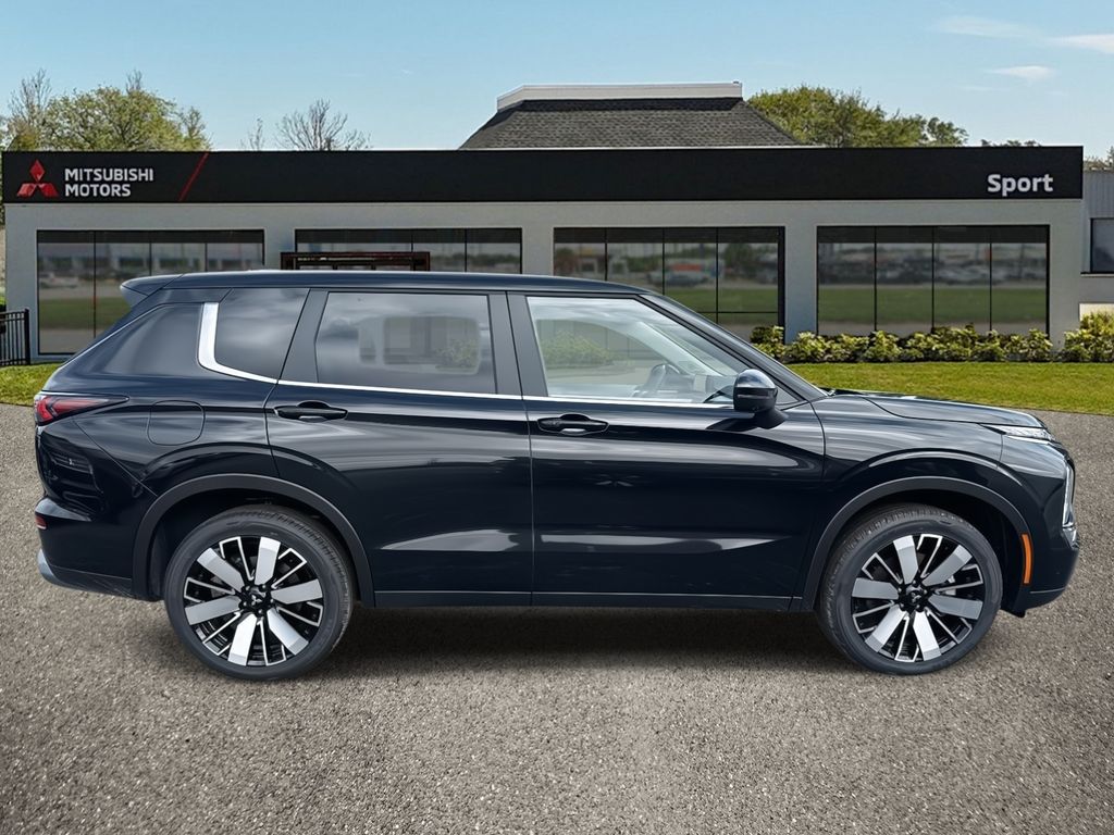 2025 Mitsubishi Outlander SE photo 2