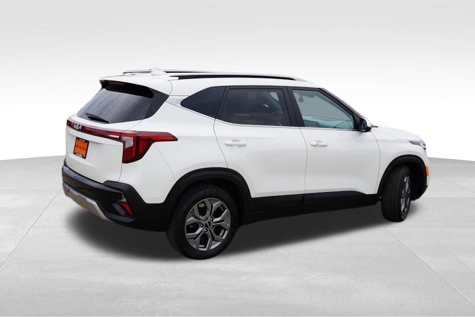 2024 Kia Seltos S photo 2