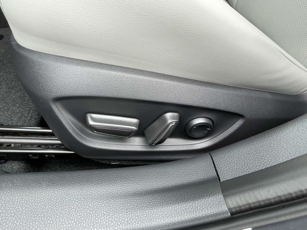 2025 Toyota Prius XLE photo 11