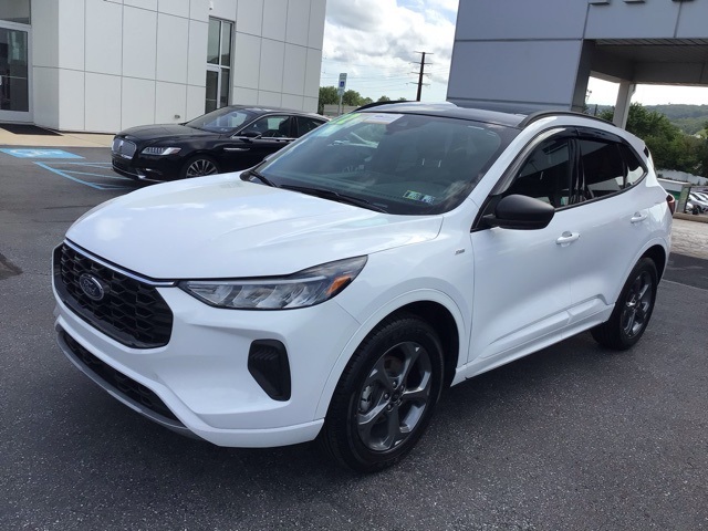2023 Ford Escape ST-Line photo 2