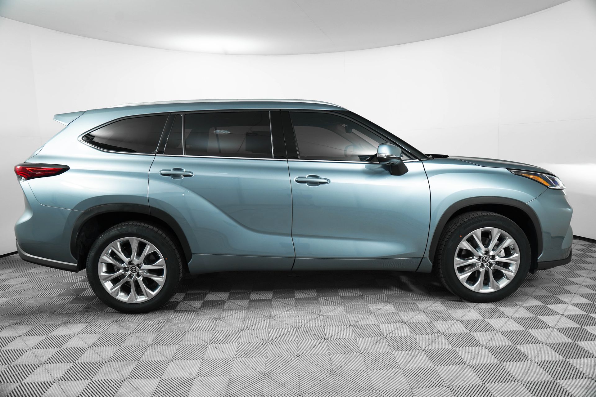 2023 Toyota Highlander L photo 8