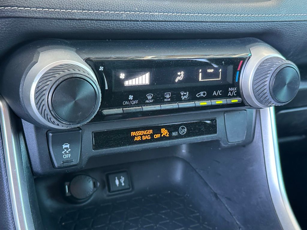 2019 Toyota RAV4 LE photo 17