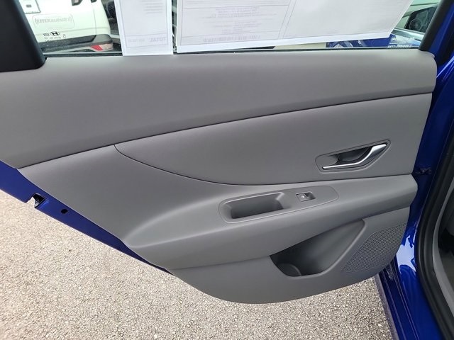 2025 Hyundai Elantra SEL Convenience photo 7