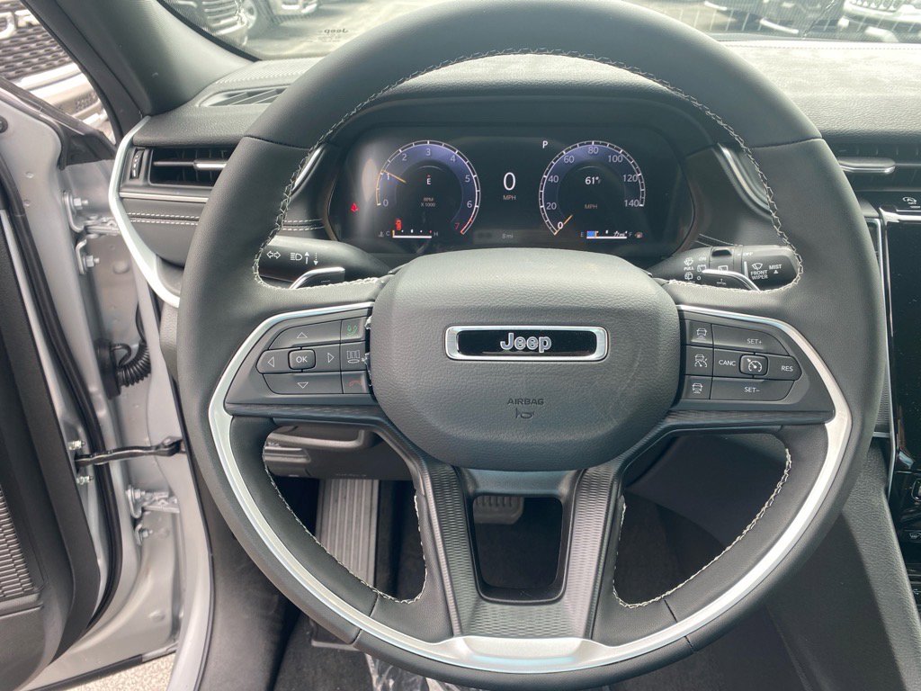 2025 Jeep Grand Cherokee Laredo photo 4