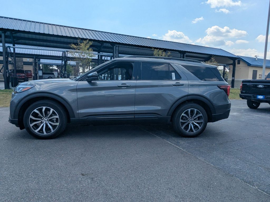 2025 Ford Explorer ST-Line photo 6