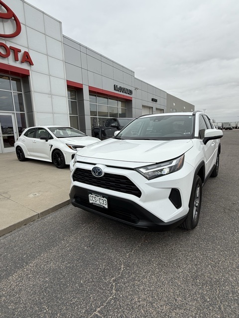 2022 Toyota RAV4 Hybrid XLE photo 2