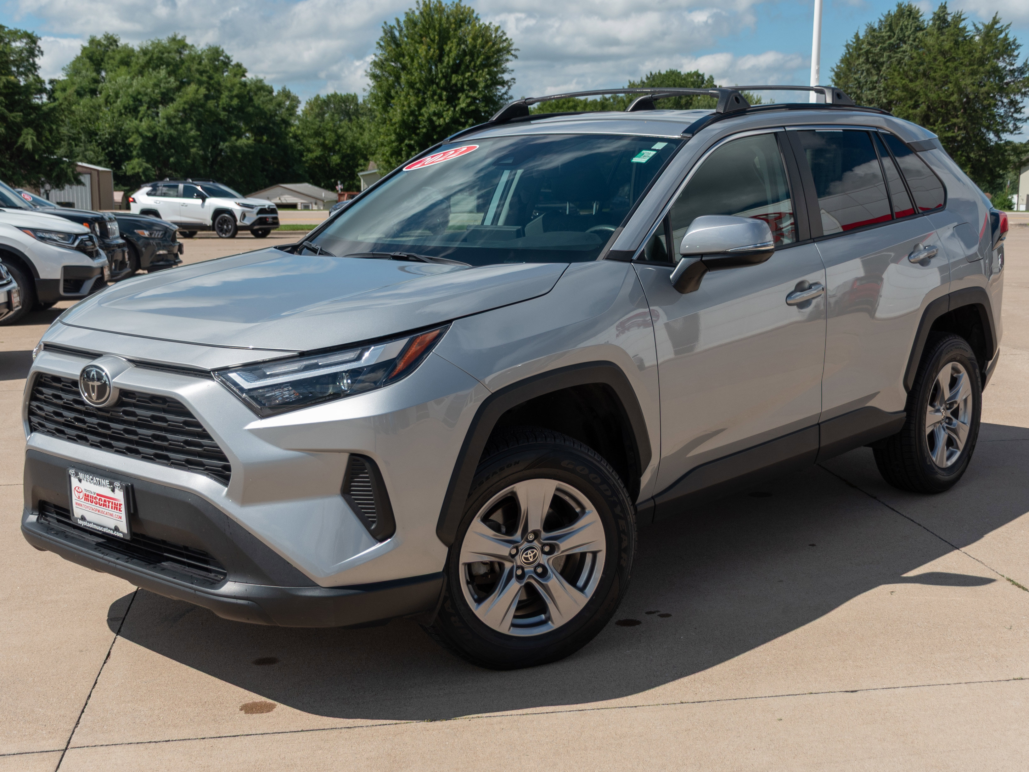2022 Toyota RAV4 XLE photo 2