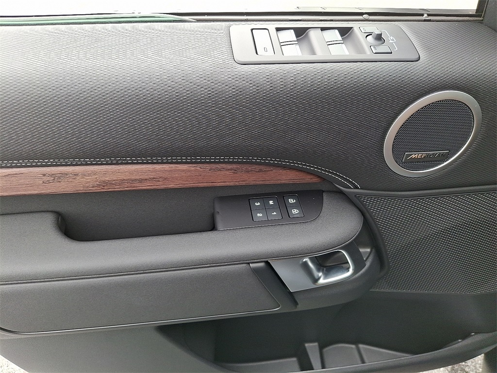 2025 Land Rover Discovery SE photo 9
