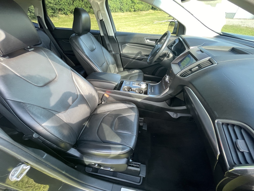 2020 Ford Edge Titanium photo 23