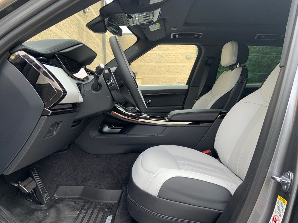 2025 Land Rover Range Rover Sport SE photo 11